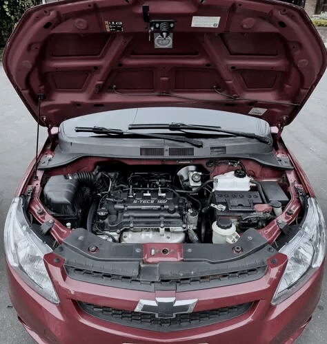 Vano motor de un auto listo para desarmar
